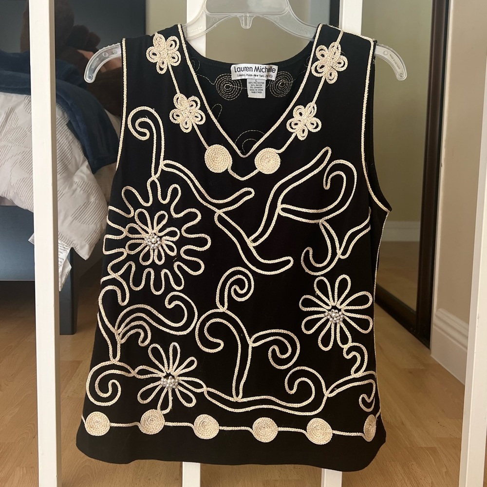 EUC LAUREN MICHELLE EMBROIDERED TOP